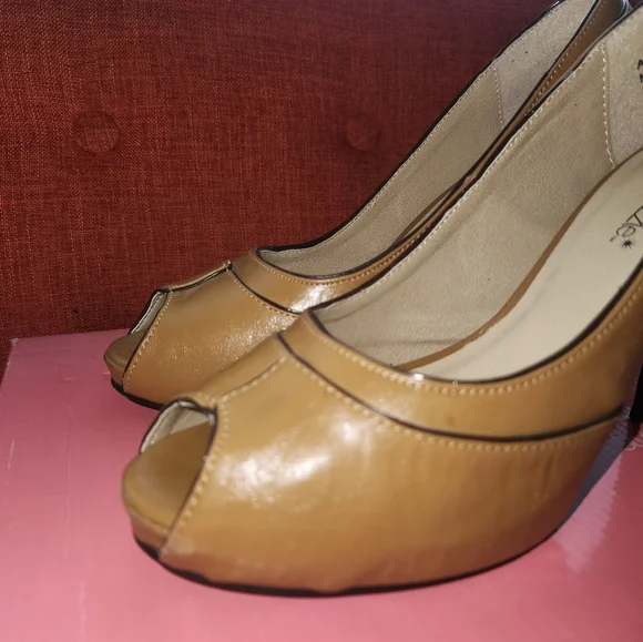 Women's Tan Peep Toe 4in High Heels By Shoe Dazzle Sz 7.5 - Picture 3 of 15
